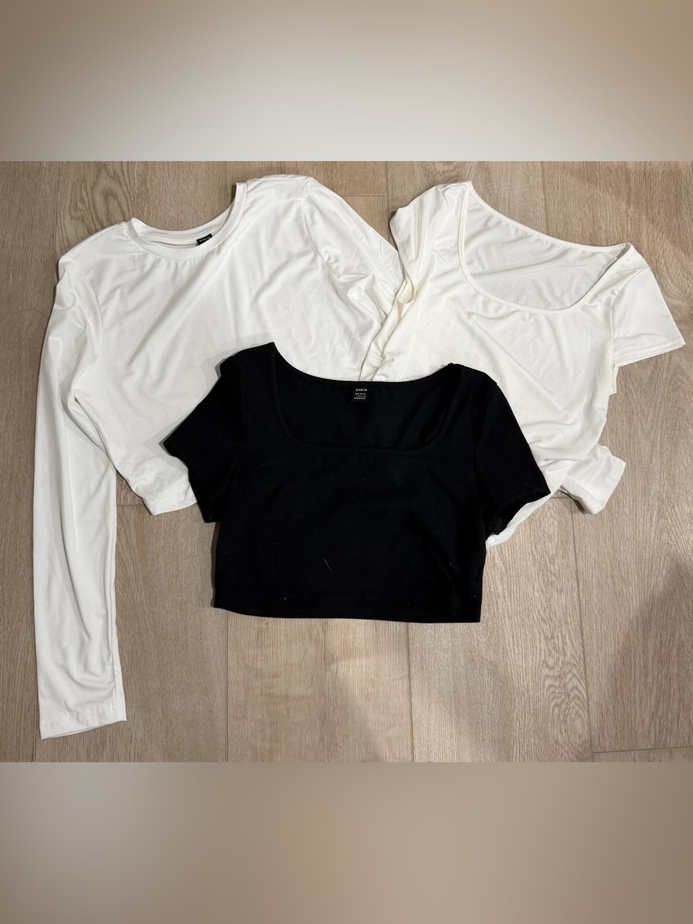 Set of 3 Women's Basic Scoop Neck fitted Crop Tops, 2 white & 1 black, size L